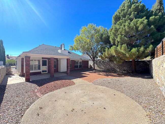 Building Photo - East El Paso 3bed/2bath Refrig A/C!