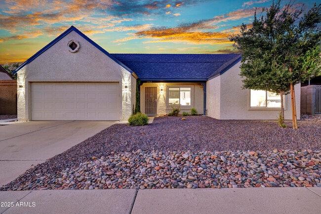 Primary Photo - 1362 E Wickieup Ln