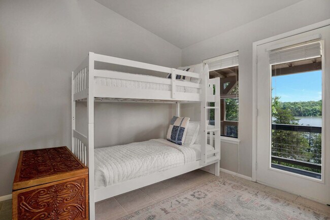 Building Photo - 13014 Schoolhouse Dr