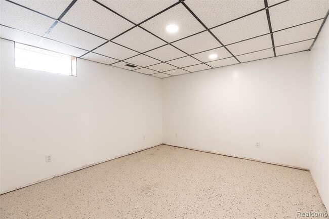 Building Photo - 613 Riverbank St