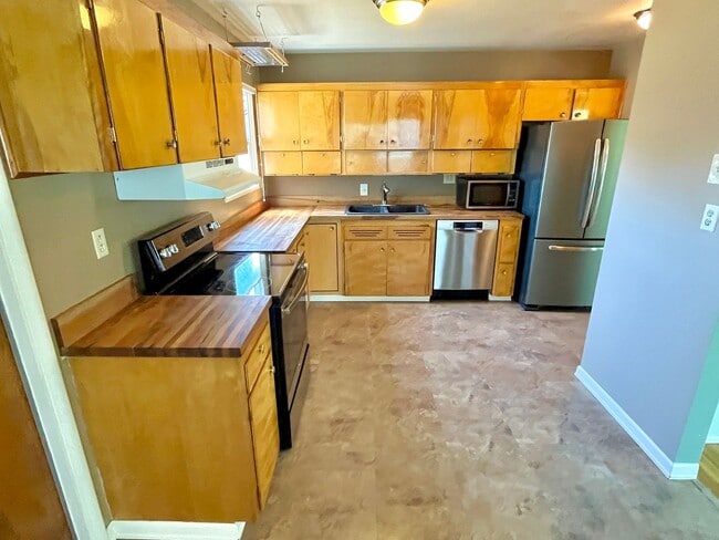 Building Photo - Arbor Lodge Bungalow with Hardwoods, Attac...