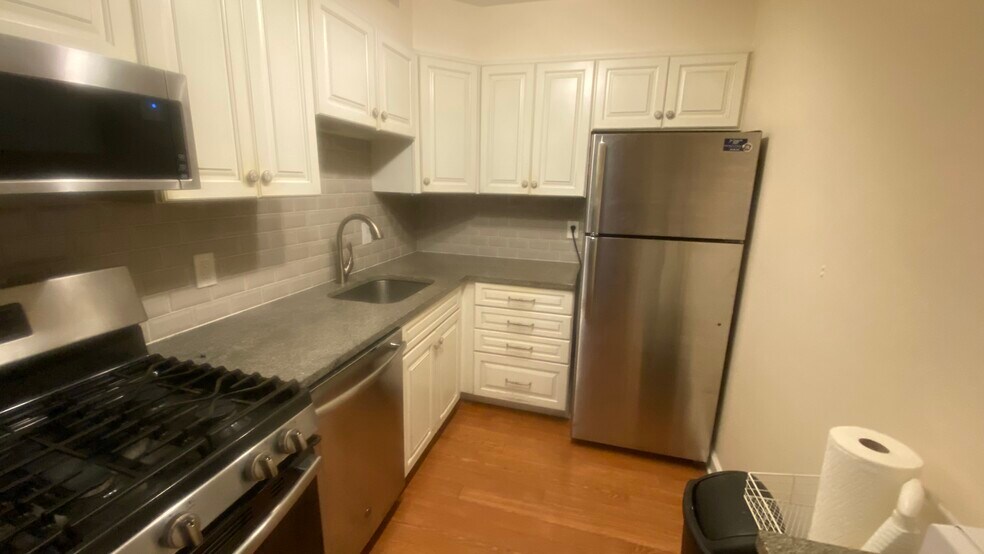 Building Photo - 7420 Lakeview Dr