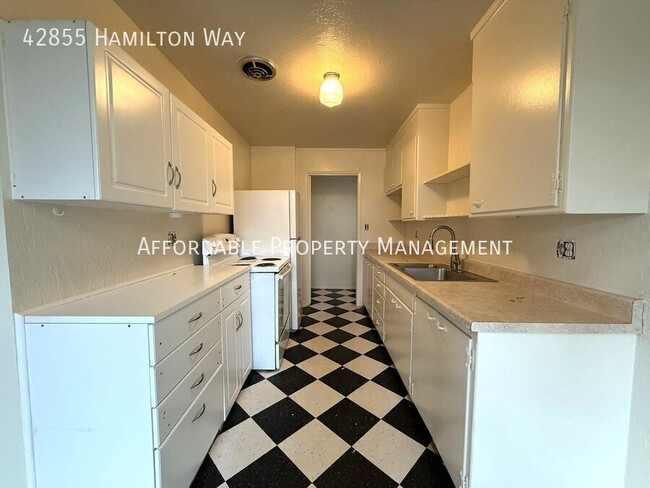 Building Photo - 42855 Hamilton Way