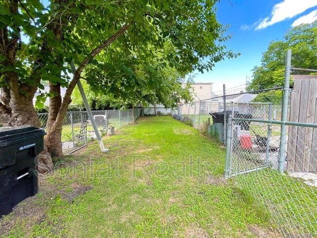 Building Photo - 2435 Lapeyrouse Street