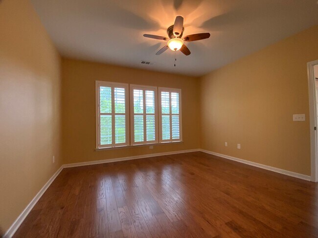Building Photo - Move in ready in a wonderful Active 55+ Ad...