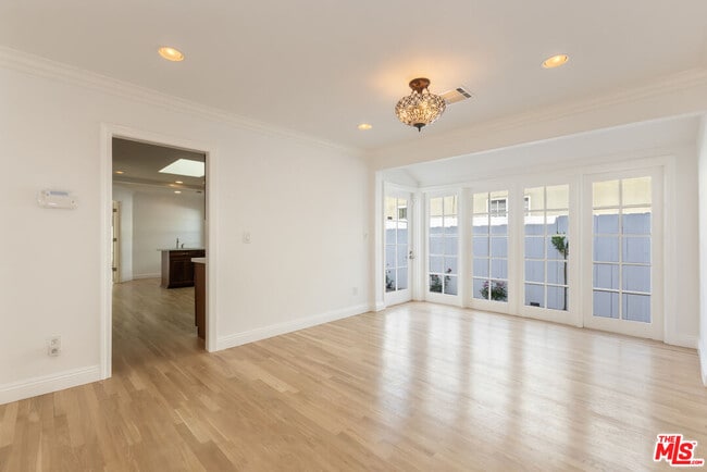 Building Photo - 1557 N Stanley Ave