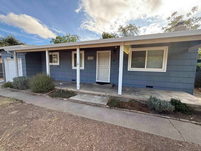 Building Photo - Slice of Country Living in the Heart of Sa...