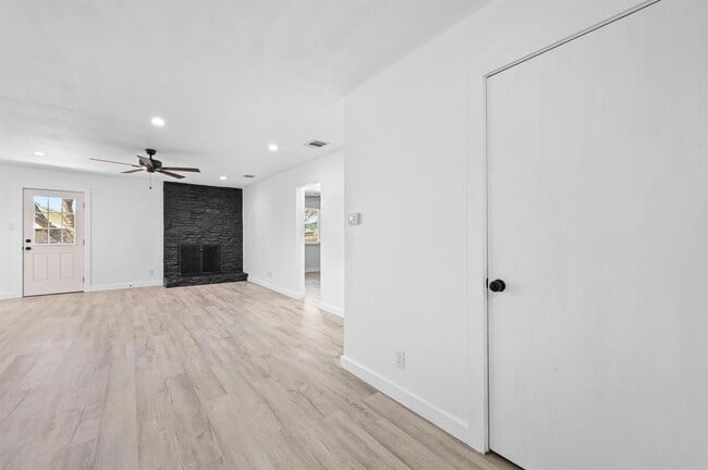 Building Photo - 5545 Pine Pl