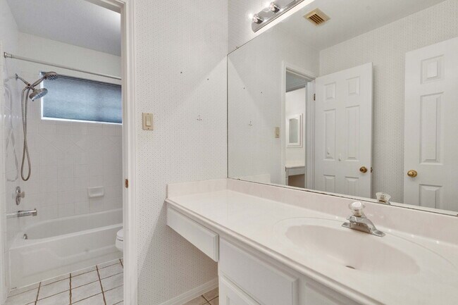 Building Photo - Charming Home in the Coveted River Place C...