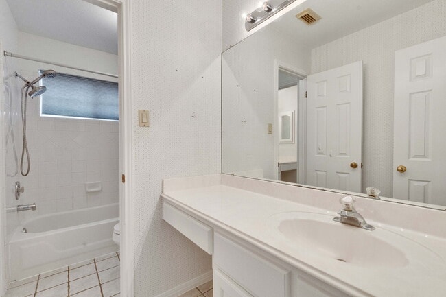 Building Photo - ***Move in Special, $250 Concession on 1st...