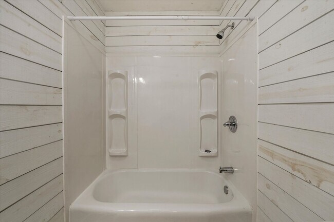 Building Photo - Harriman 37748 - Charming 2-bedroom, 1.5-bathroom Home nestled on 3.8 acres of woods - Contact Ch...