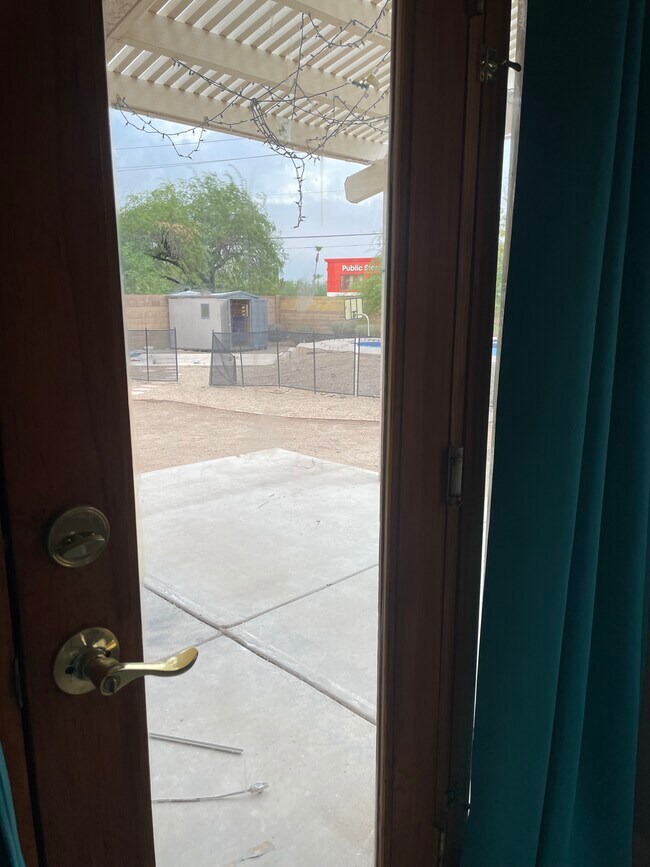 Building Photo - 2318 E Topeka Dr