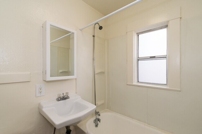 Building Photo - 1718
