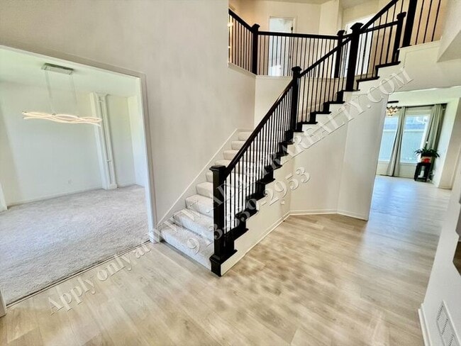Building Photo - Beautiful 4 Bed 3.5 Bath Home in Olathe-Av...