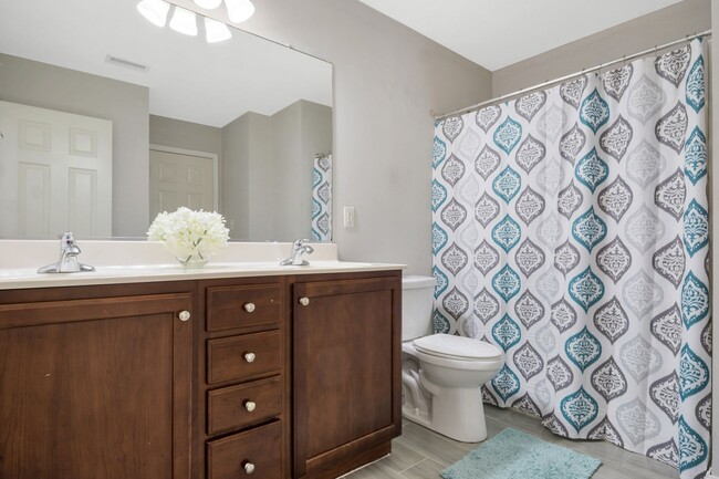 Building Photo - Stunning and Spacious 3 Bedroom 2.5 Bath C...