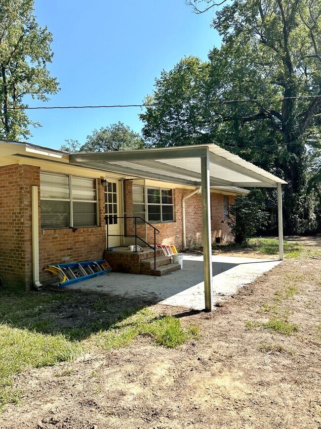 Building Photo - Charming 3-Bedroom, 2-Bathroom, 2,200 Sq. Ft. Home in Broadmoor Subdivision