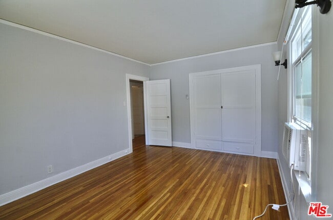 Building Photo - 2021 N Vermont Ave