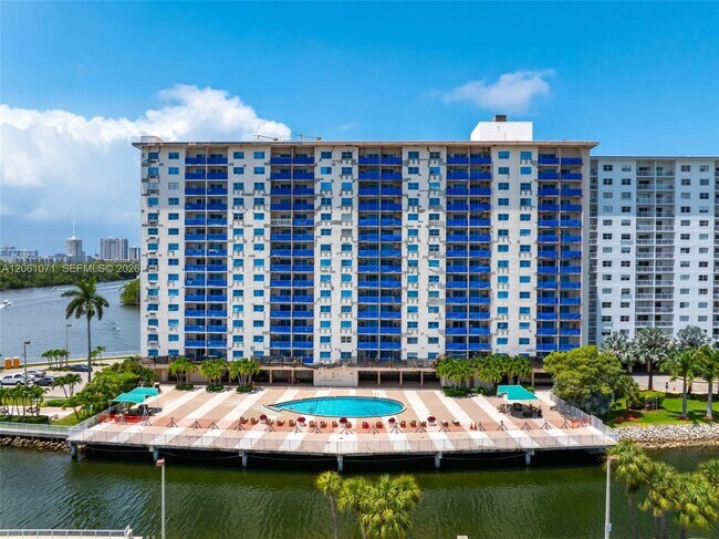 Building Photo - 400 Kings Point Dr