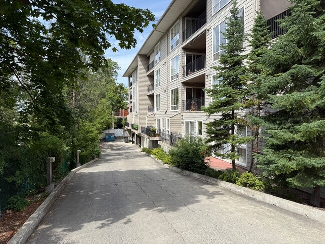 Building Photo - Beautiful 2 Bed 2 Bath Condo Near Sacred H...
