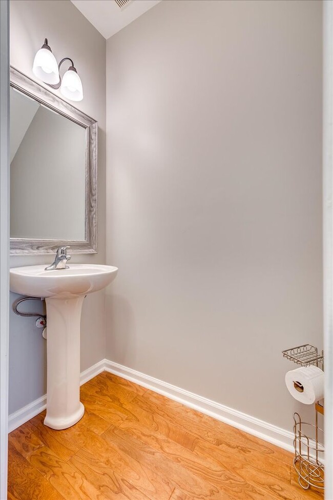 Building Photo - Fabulous 3 bedroom 2.5 bath townhome in Au...