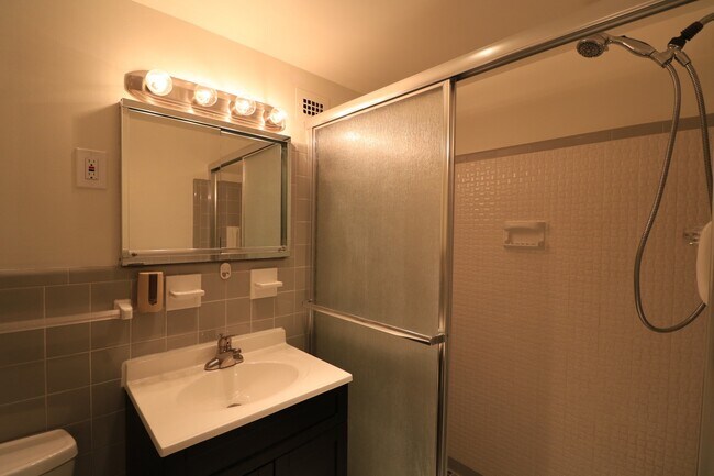 Building Photo - 2/2 Gem in Grosvenor Park!