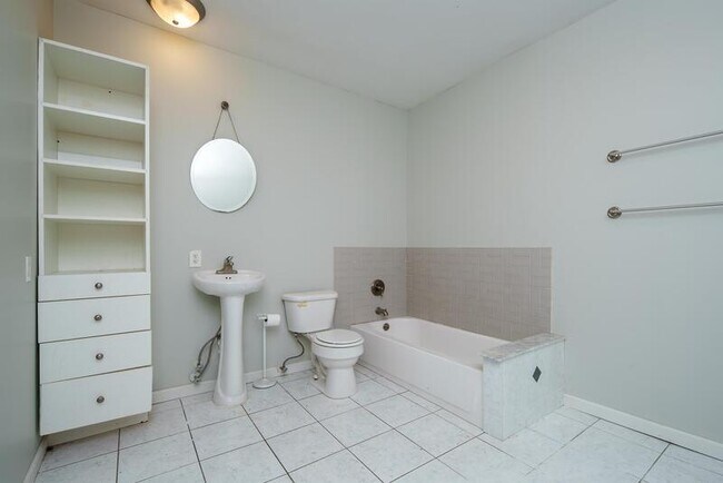 Building Photo - 547 1st St