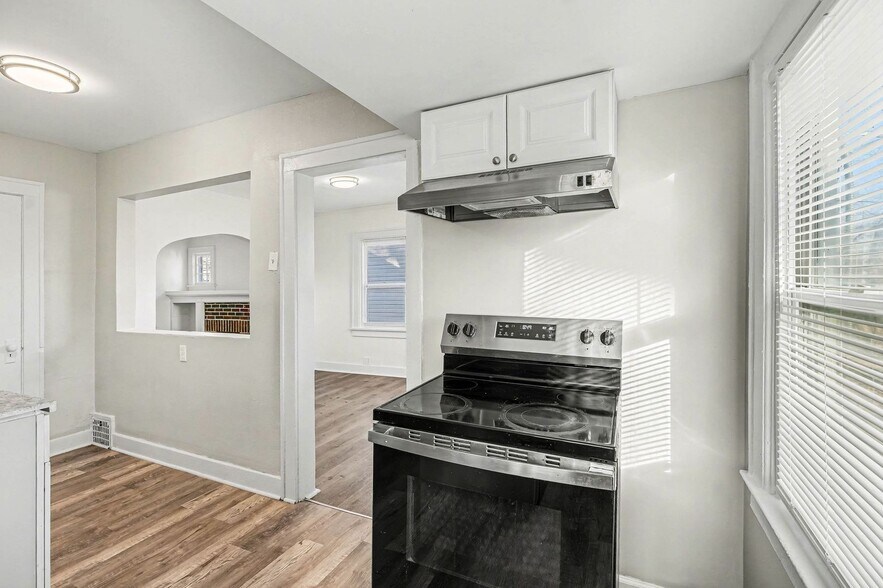 Building Photo - 2421 E 67th Terrace