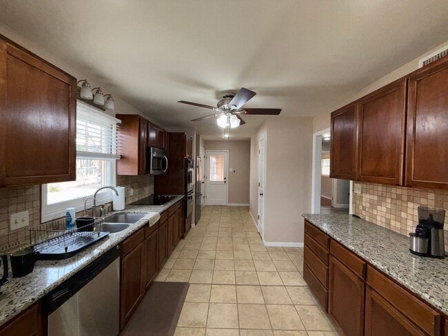 Building Photo - Spacious 3 Bedroom 2 Bath home AVAILABLE NOW!