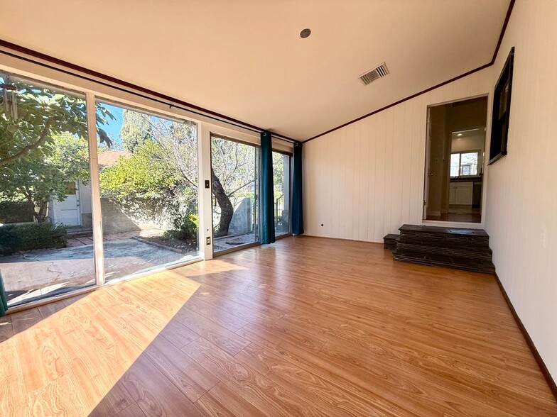 Building Photo - 1369 Norton Ave