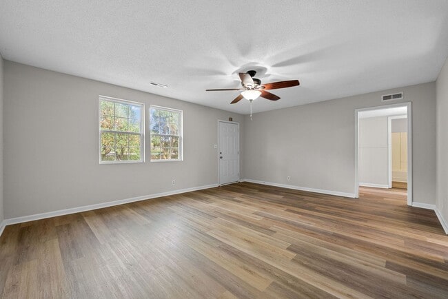 Building Photo - 3 Bedroom Pet Friendly Home For Rent!