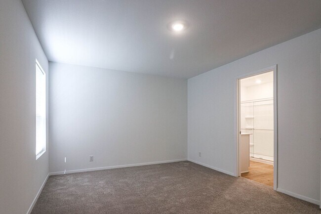 Building Photo - 3202 S 15th Pl