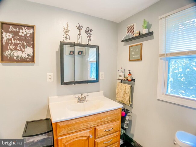 Building Photo - 227 N Main St