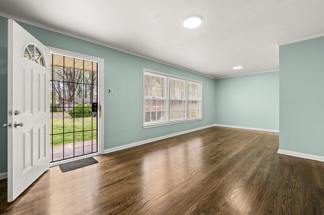 Building Photo - Renovated 4 Bedroom 1.5 Bath Home