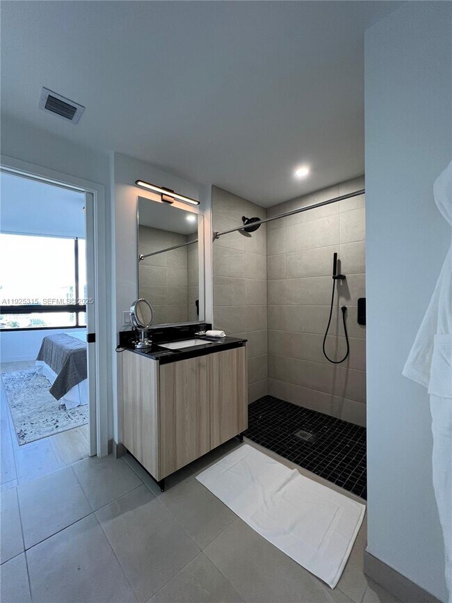 Building Photo - 225 N Miami Ave