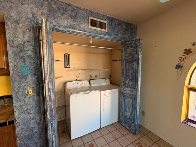 Building Photo - 3 Bed 2 Bath Historic Southern Home
