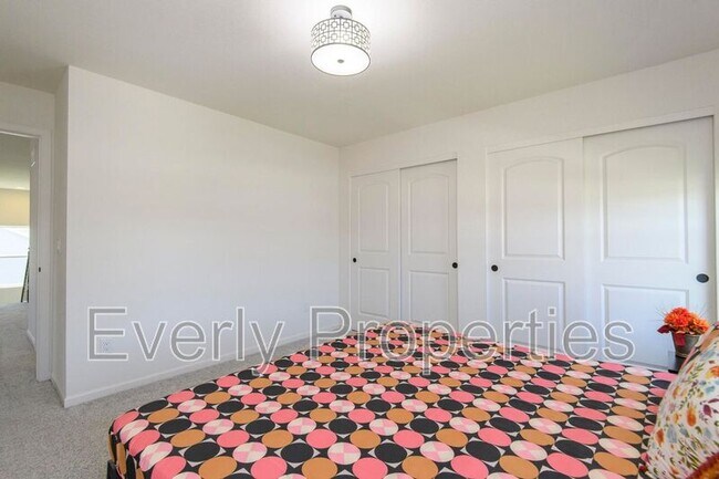 Building Photo - W242N5663 Simona Dr