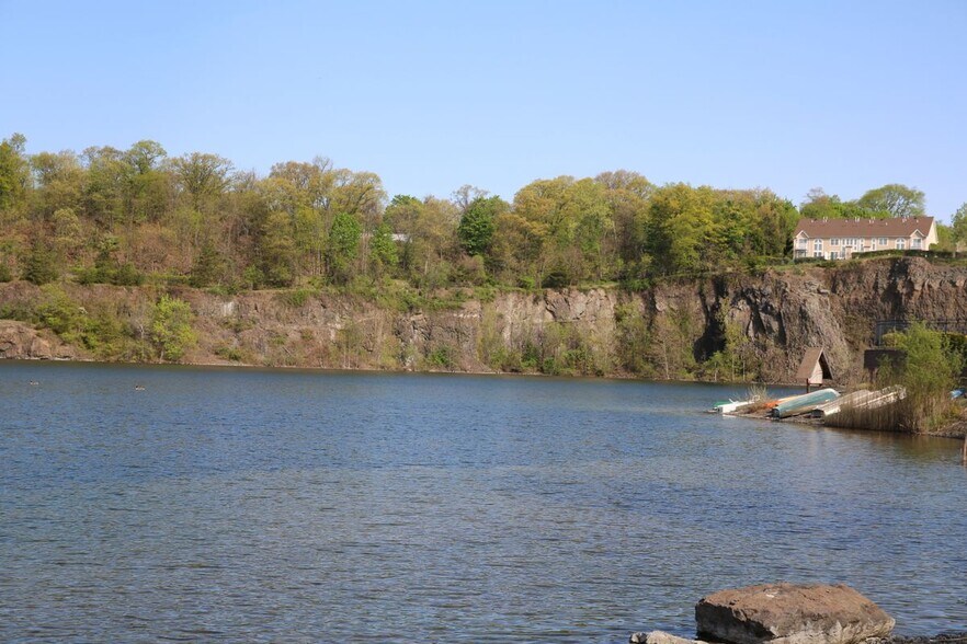 Building Photo - 18 Rosewood Ct