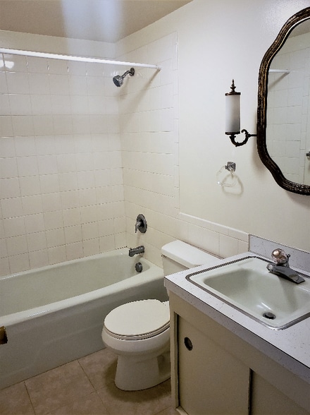 Building Photo - 1321 Walnut St