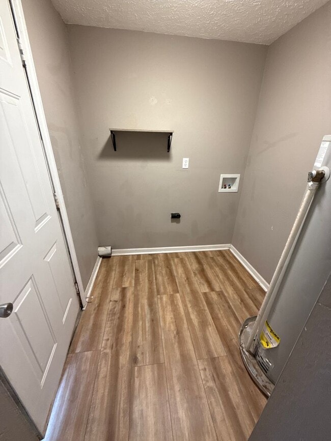 Building Photo - 5 bedroom 2 bathroom house