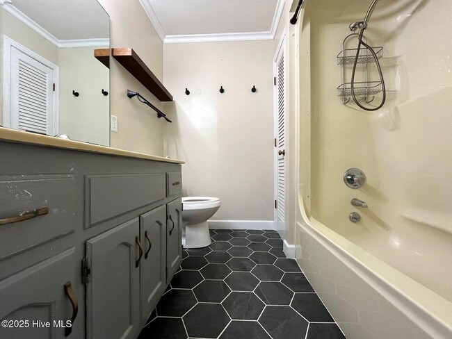 Building Photo - 7 Ash Ct