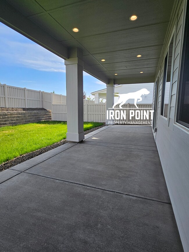 Building Photo - Brand New 4bed/3 bath home w/office, 2 car extended bay garage & all appliances included.