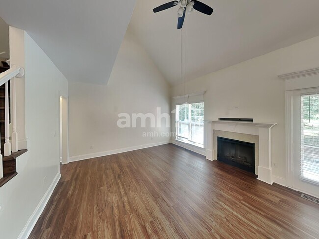 Building Photo - 447 Titans Cir