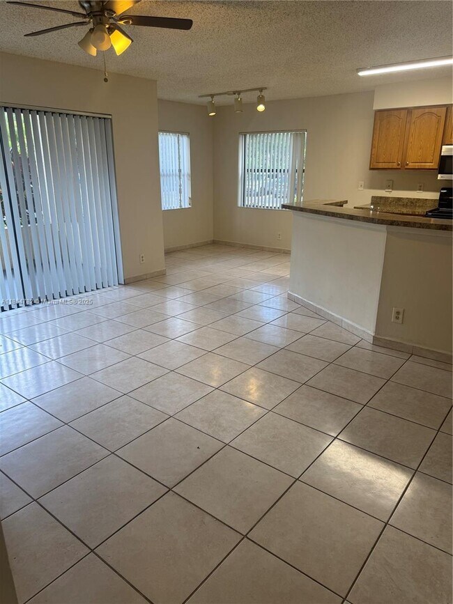Building Photo - 9999 Summerbreeze Dr