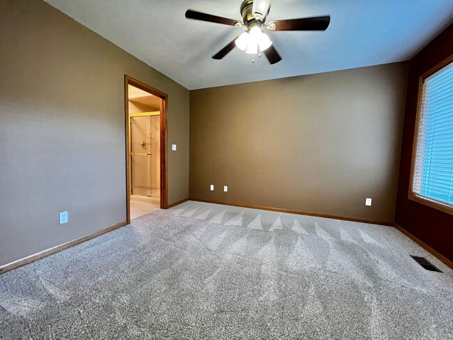 Building Photo - Stunning 4-Bedroom, 4-Bathroom Home in Sou...