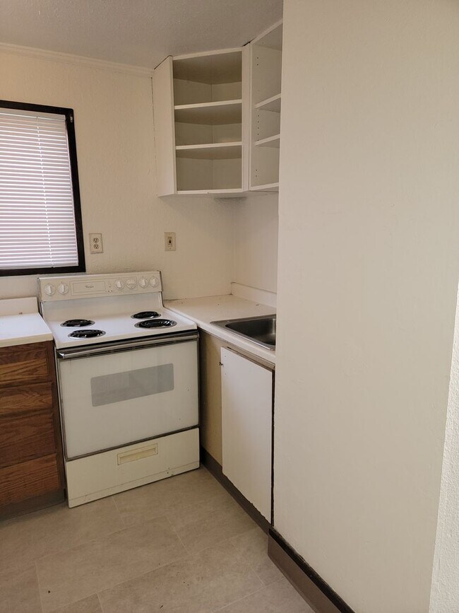 Building Photo - 4819 1/2-6645 1/2 S Fife St