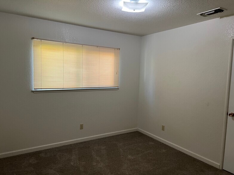 Building Photo - 1017 Rose Ave