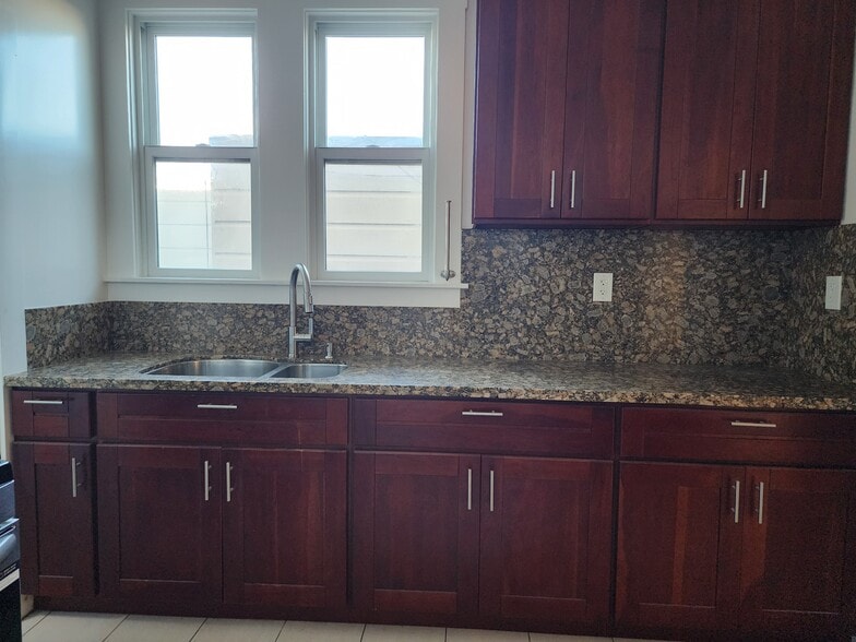 Building Photo - 521 18th Ave