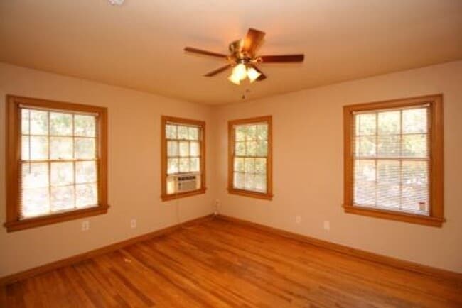 Building Photo - FOUR bedroom in Prime Location!