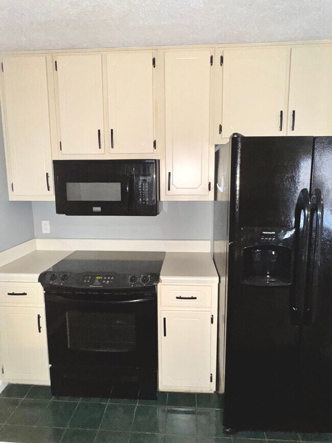 Building Photo - Available NOW -104 PIneridge