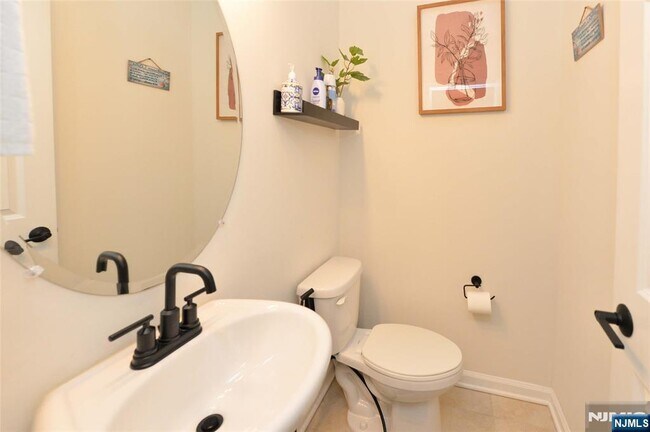 Building Photo - 60 Litchfield Ln